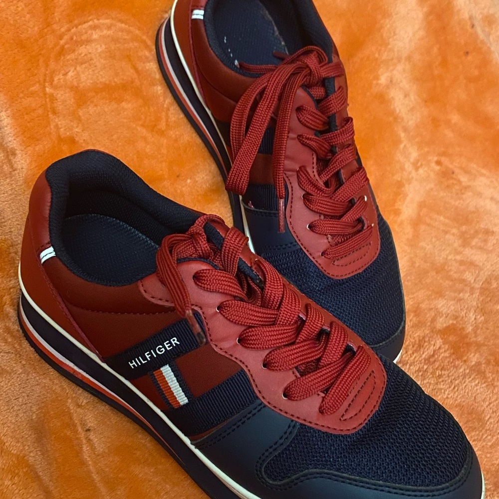 Tommy Hilfiger women’s or men’s Red and Blue Sneakers good condition.